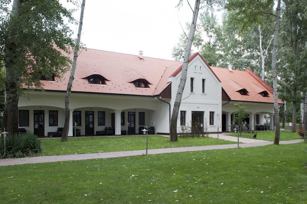 Varga Tanya Hotel Kerekegyháza Exterior foto